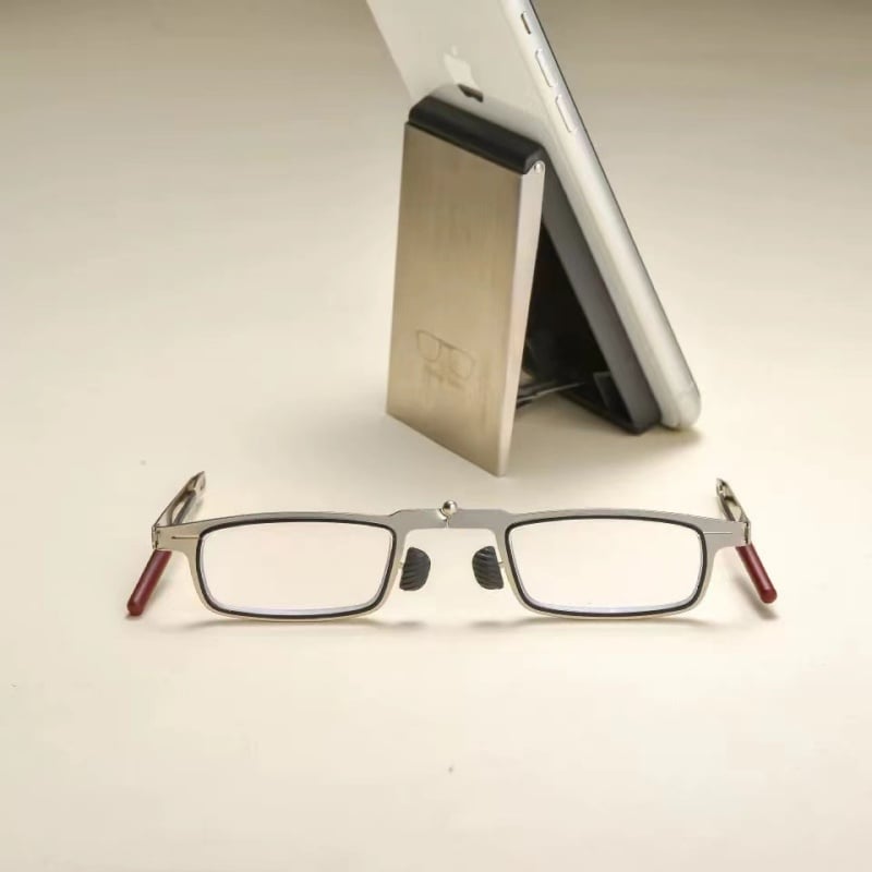 Pocket-sized folding reading glasses